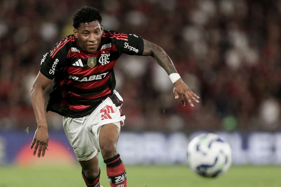 Flamengo segue líder do Brasileirão