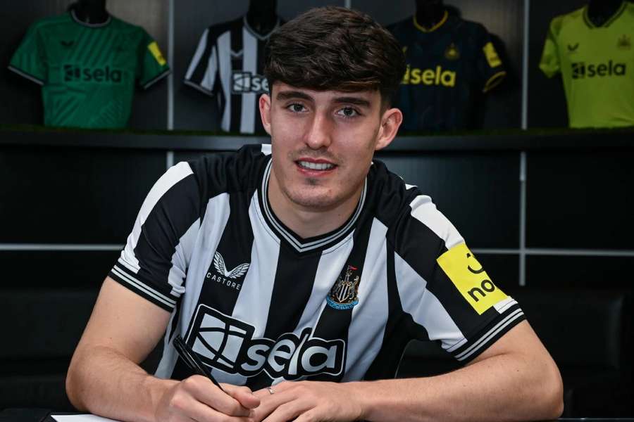 Tino Livramento assina pelo Newcastle