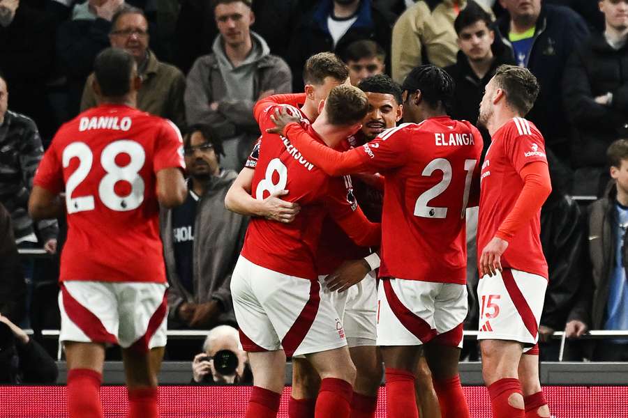 Tottenham przegrywa 18. mecz w sezonie, Nottingham punktuje słabości Kogutów