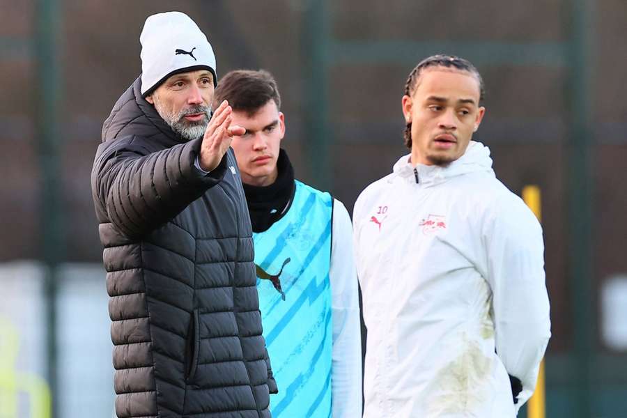 Marco Rose, treinador do Leipzig, ao lado de Xavi Simons 