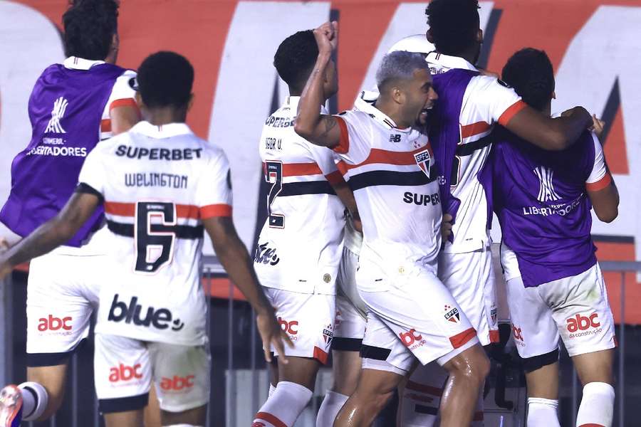 Jogadores do São Paulo comemoram gol marcado por Calleri