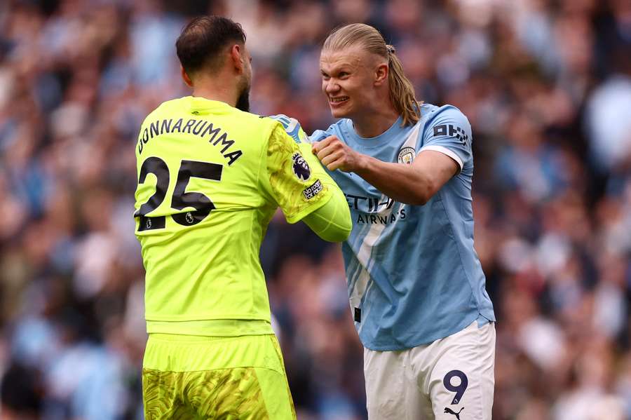 Erling Haaland und Gianluigi Donnarumma jubeln.