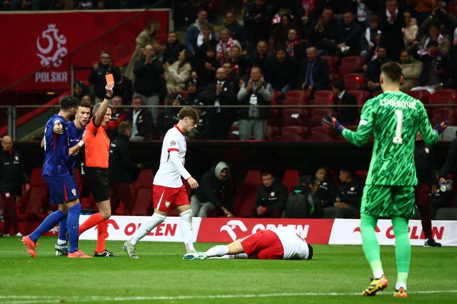 Lewandowski sofreu uma entrada dura de Livakovic no jogo da Polónia com a Croácia