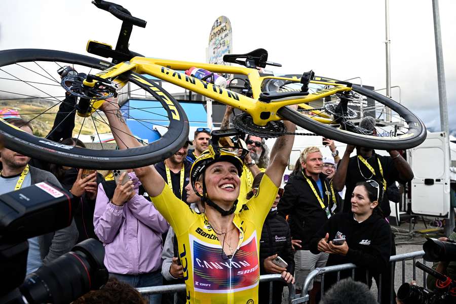 Katarzyna Niewiadoma lifts her bike after securing the title