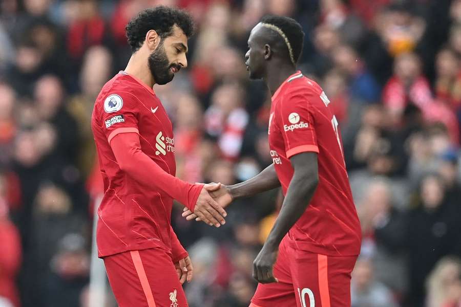 Salah cumprimenta Sadio Mané num jogo do Liverpool