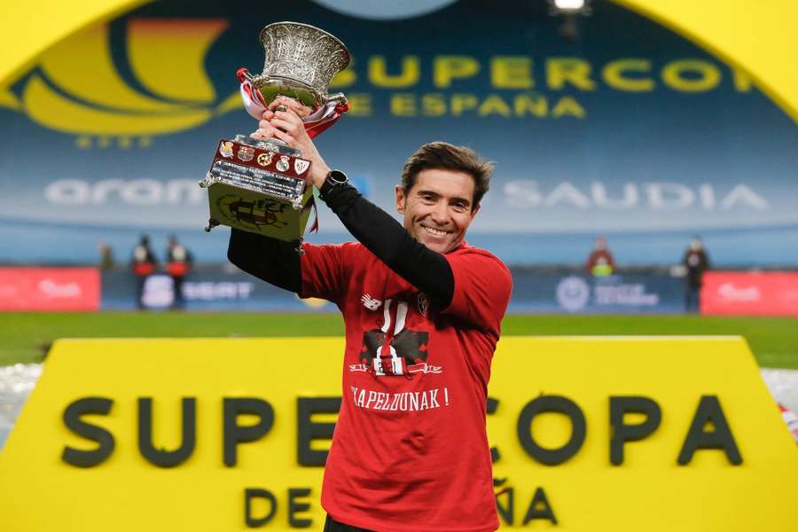 Marcelino levanta la Supercopa de España de 2021 con el Athletic