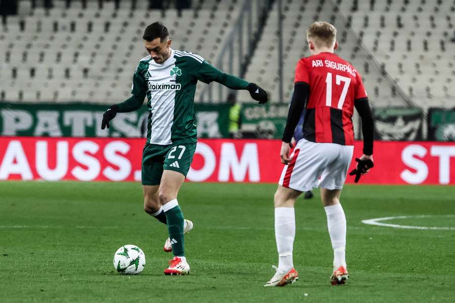 Panathinaikos’s Giannis Kotsiras (L) and Víkingur’s Ari Sigurpalsson (R) in action during the UEFA Conference League