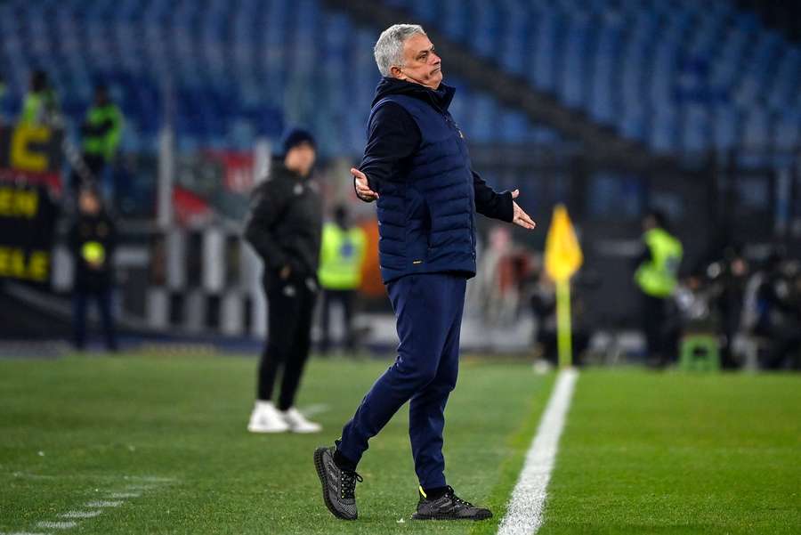 A Roma, de José Mourinho, caiu aos pés da Cremonese na Taça de Itália