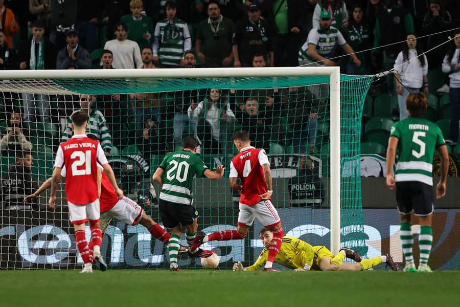 Paulinho pega rebote e marca o segundo do Sporting