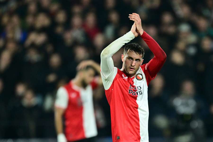 Applaus van Santiago Giménez voor het Legioen