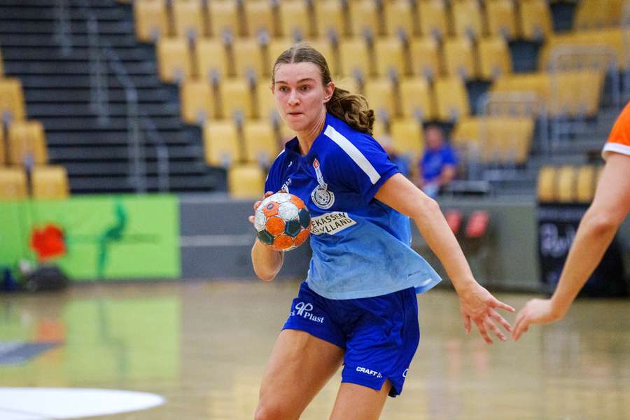 Aia Raadshøj er født i Aarhus og spillede ungdomshåndbold i Hadsten, før hun skiftede til Randers HK. I november gik den randrusianske klub konkurs.