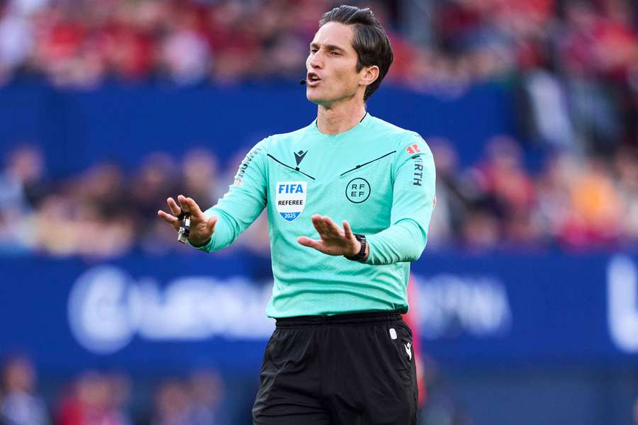 Munuera Montero, durante el polémico Osasuna-Real Madrid
