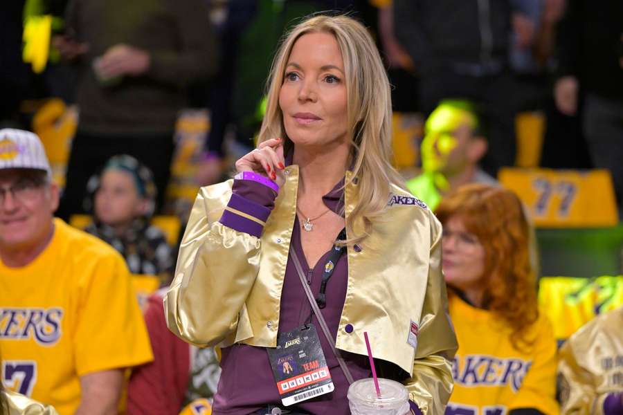 Jeanie Bussová se chystá prodat Los Angeles Lakers.