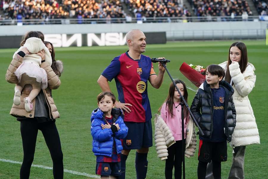 Iniesta zavesil kopačky na klinec.