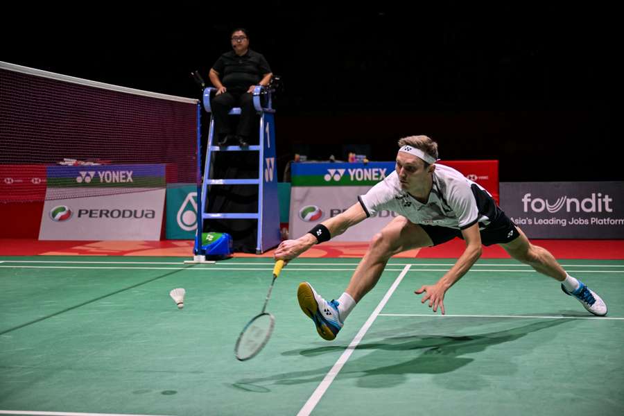 Viktor Axelsen må trække sig med en mindre skade.