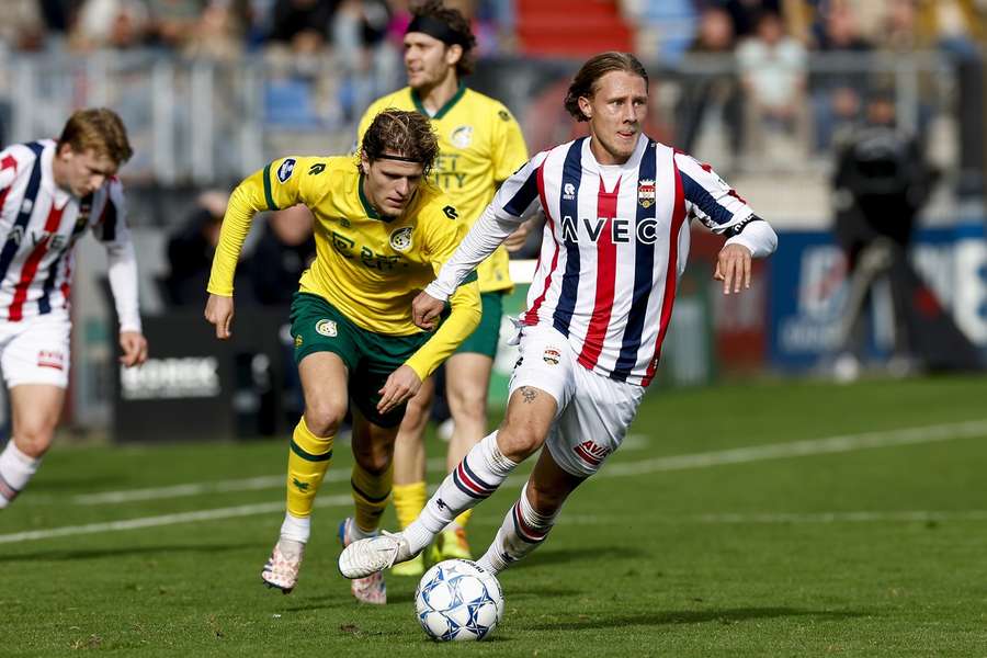 Jesse Bosch van Willem II met Fortuna Sittard-spelerr Alen Halilovic in de achtervolging