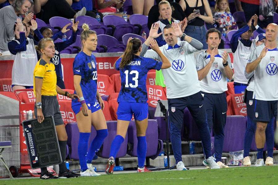 Alex Morgan e o treinador Vlatko Andonovski