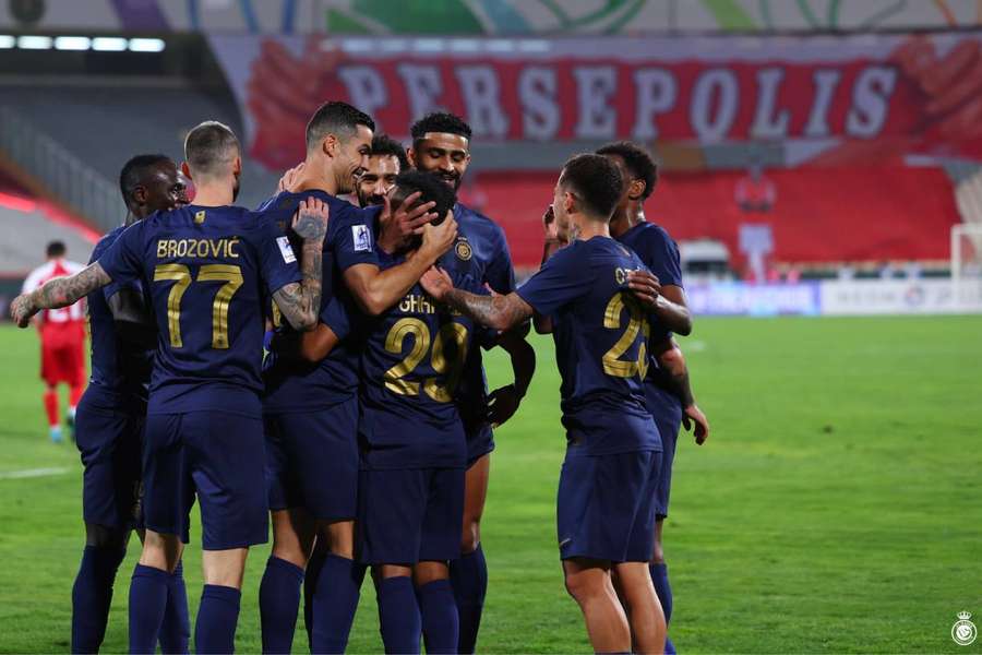 Jogadores do Al-Nassr comemoram gol marcado sobre o Persepolis