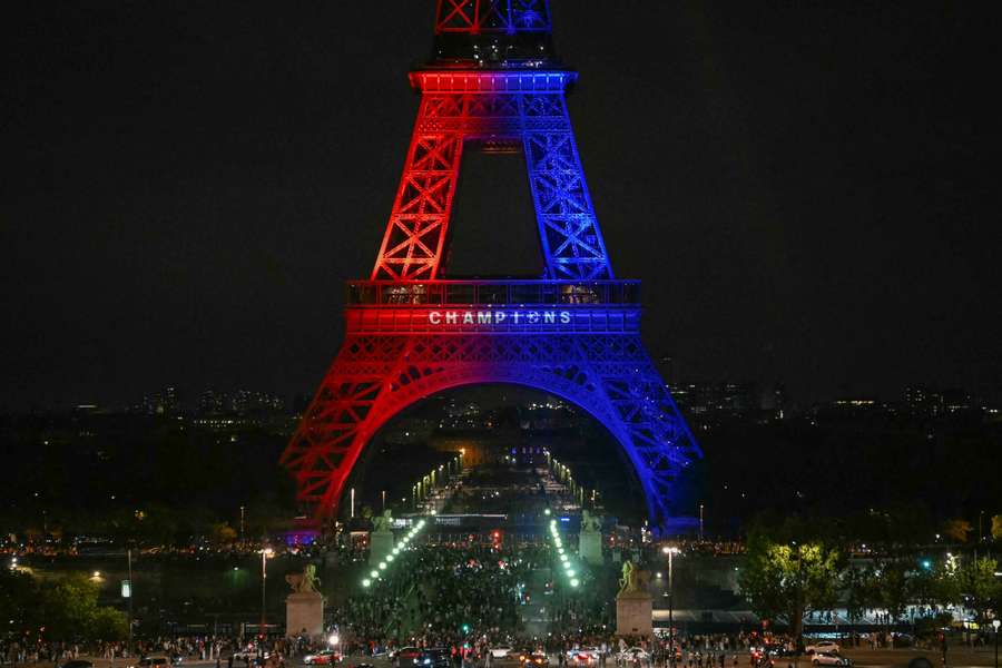 Wieża Eiffla w Paryżu z napisem "Mistrzowie" 31 maja 2025 r. po finale Ligi Mistrzów pomiędzy PSG i Interem Mediolan rozegranym w Monachium.
