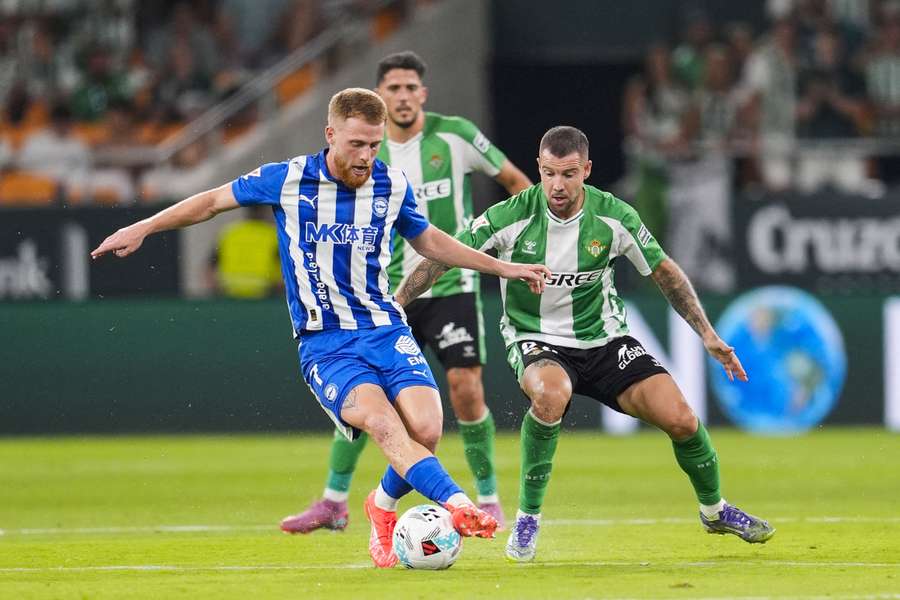 Ruibal defiende un balón