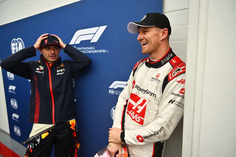 Nico Hülkenberg (r.) im Gespräch mit Formel 1-Dominator Max Verstappen.