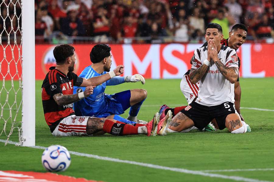 Rojo durante confronto no Maracanã Rojo durante confronto no Maracanã