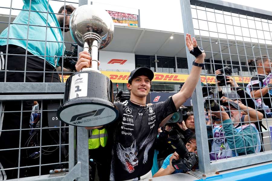 Kimi Antonelli feiert seinen Sieg bei der Formel 1 in Suzuka.