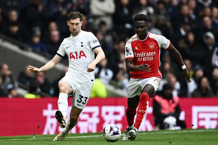 Ben Davies (L) in actie tijdens de derby van Noord-Londen