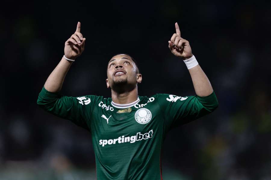 Vitor Roque comandou a goleada do Palmeiras na Arena Barueri