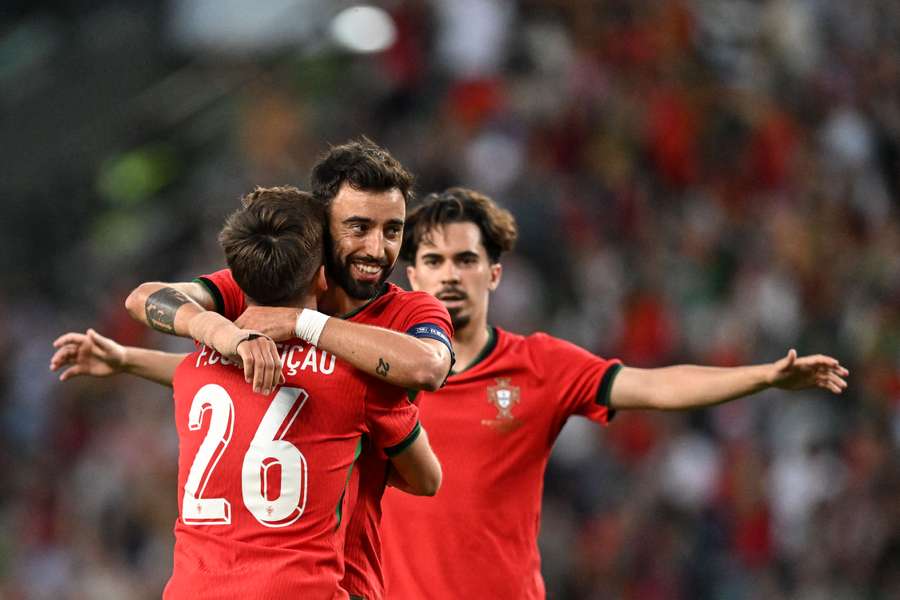 Bruno Fernandes viert de vierde Portugese goal met zijn ploeggenoten