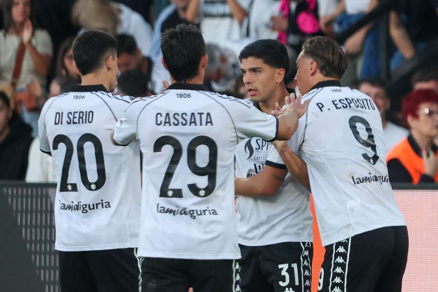 Lo Spezia celebra il gol del pari di Aurelio