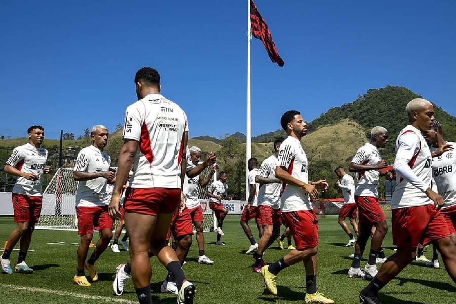 Jogadores do Flamengo treinam na Gávea antes do jogo contra o Goiás