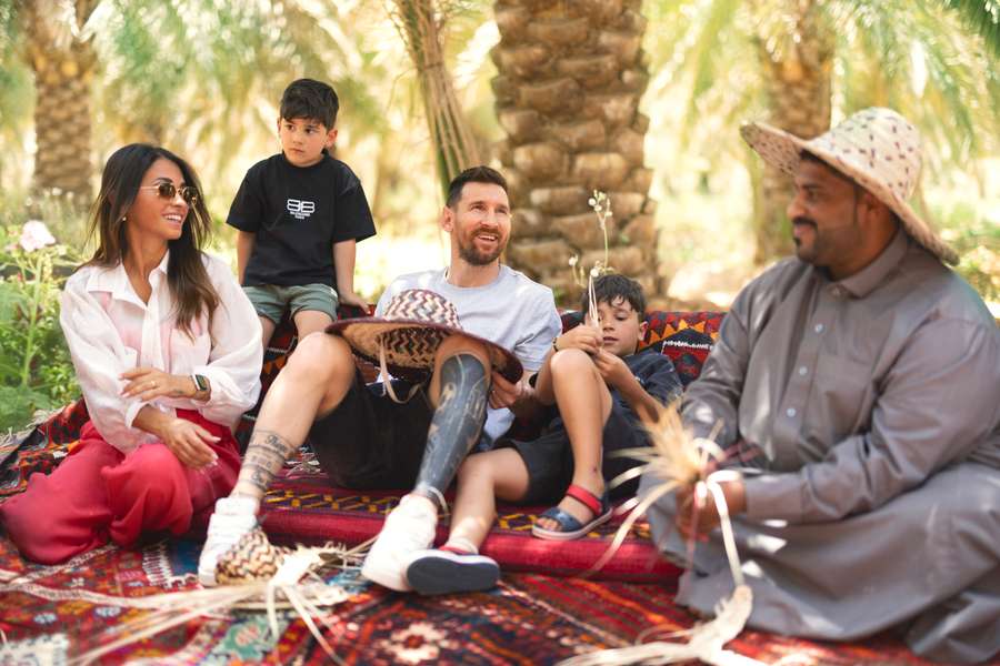 Messi, junto a su familia, en su viaje a Arabia Saudí