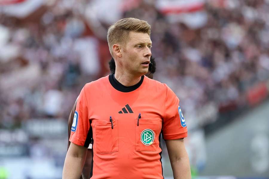 Christian Dingert leitete am Sonntag das Duell zwischen Frankfurt und St. Pauli.