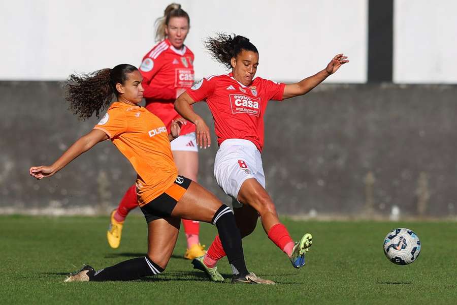 Andreia Norton afasta a bola de uma adversária