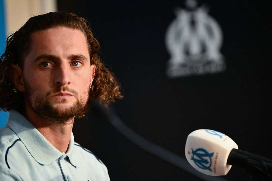 Adrien Rabiot qui répond aux questions lors de sa conférence de presse de présentation au centre d'entraînement de Marseille.