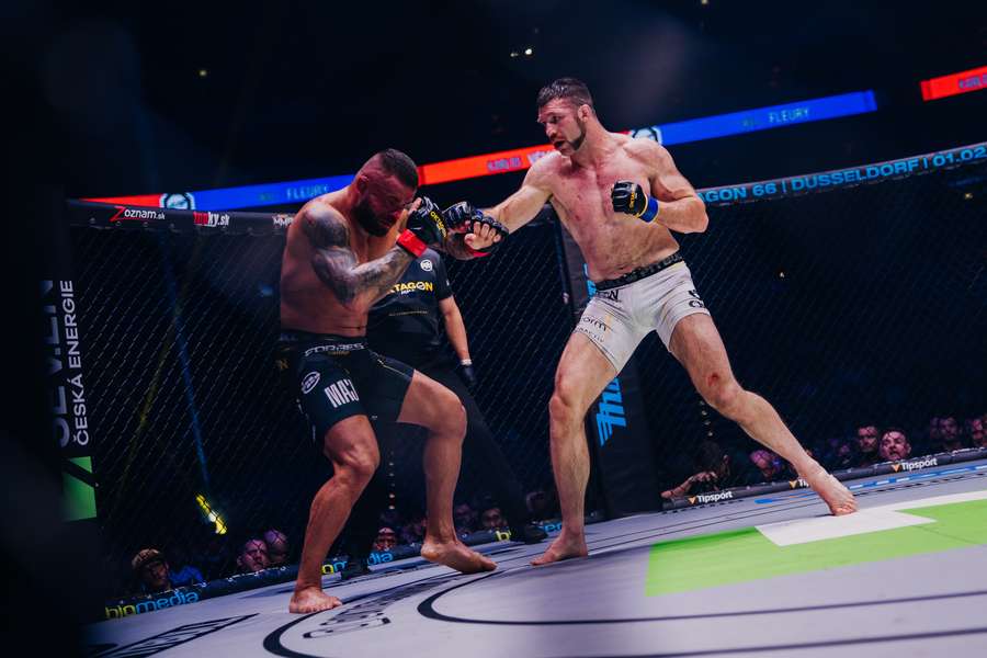 Karlos Vémola (vlevo) v souboji s Willem Fleurym. Karlos Vémola (vlevo) v souboji s Willem Fleurym.