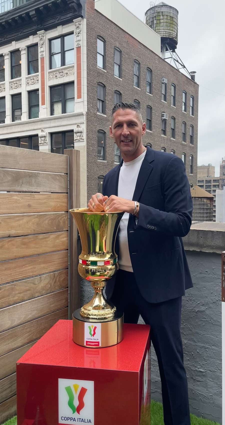 Materazzi s trofejí pro vátěze Italského poháru.