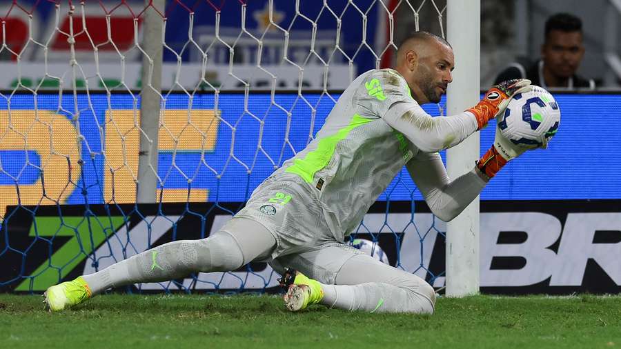 Weverton defendeu pênalti que garantiu a liderança ao Palmeiras