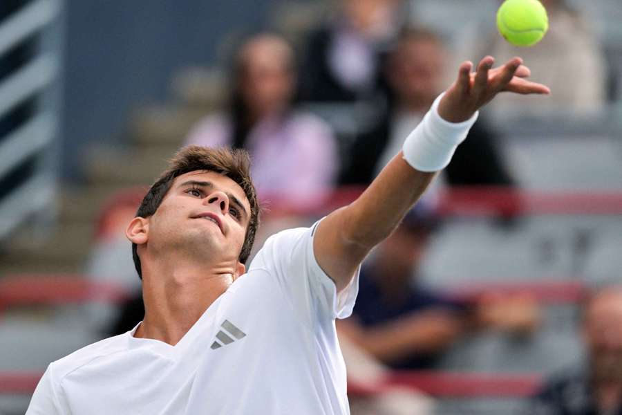 Jódar ejecuta un saque en las semifinales de Montreal