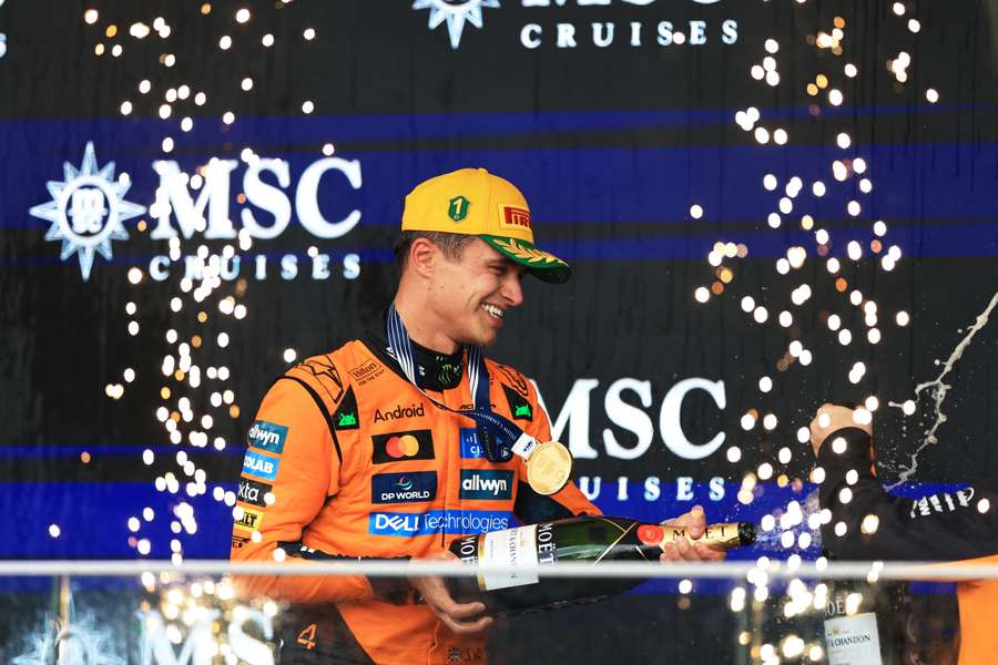 Lando Norris celebra o título de campeão Lando Norris celebra o título de campeão