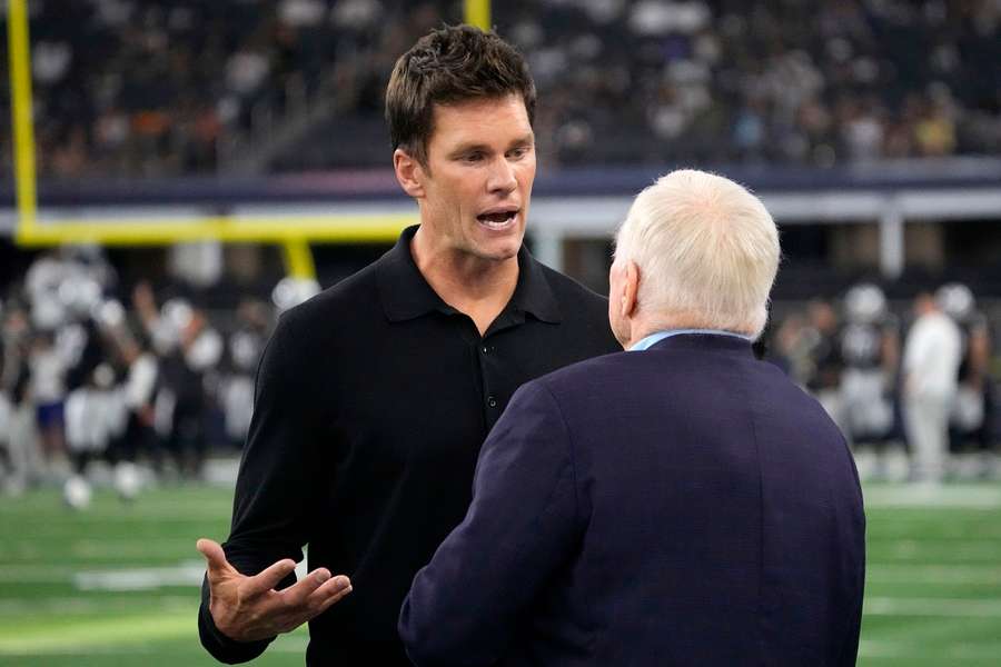 Tom Brady (l.) im Gespräch mit Cowboys-Boss Jerry Jones
