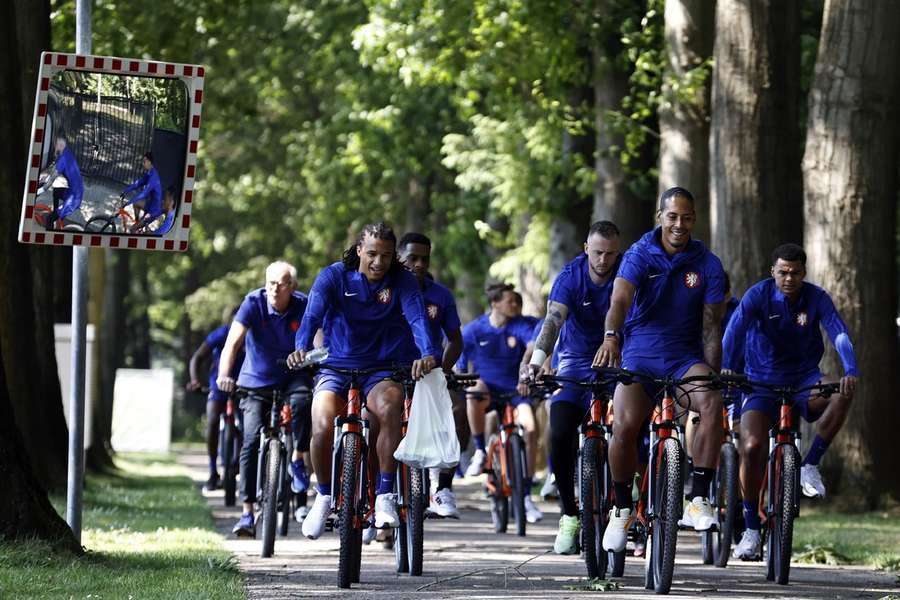Os jogadores holandeses andam de bicicleta