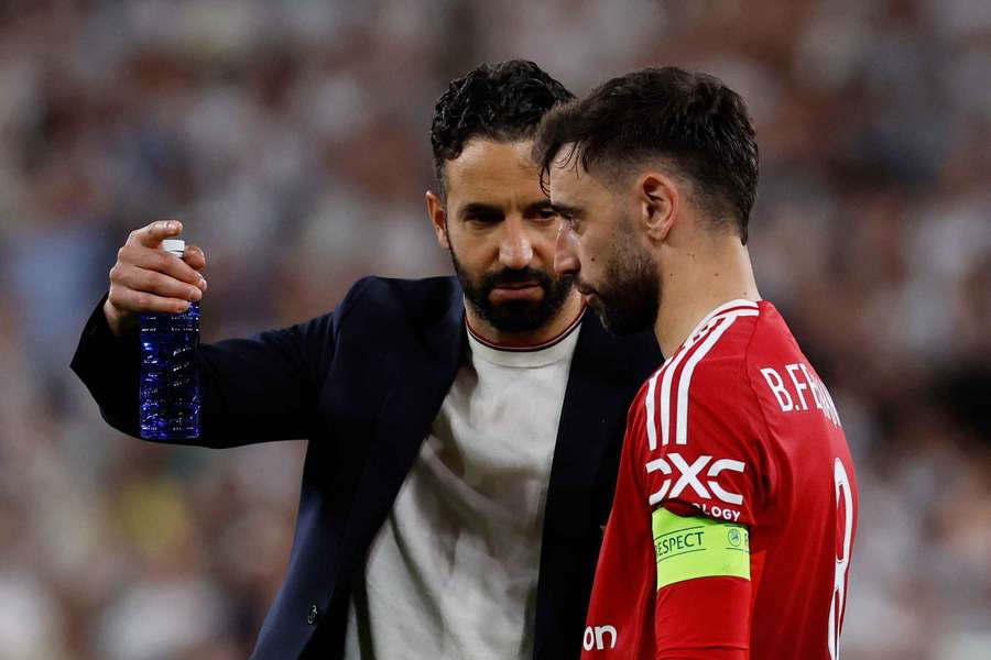 Ruben Amorim chats to Bruno Fernandes