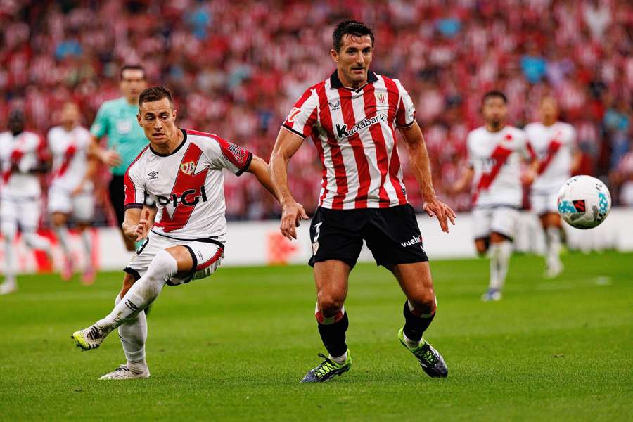 Athletic Club's Daniel Vivian is challenged by Rayo Vallecano's Jorge de Frutos 