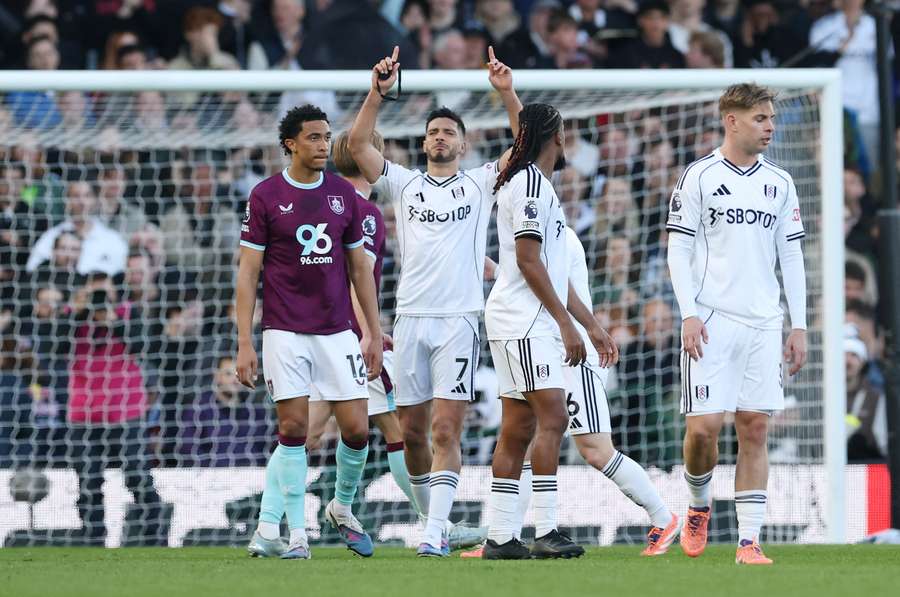 Raúl Jiménez fechou o marcador no final da partida Raúl Jiménez fechou o marcador no final da partida
