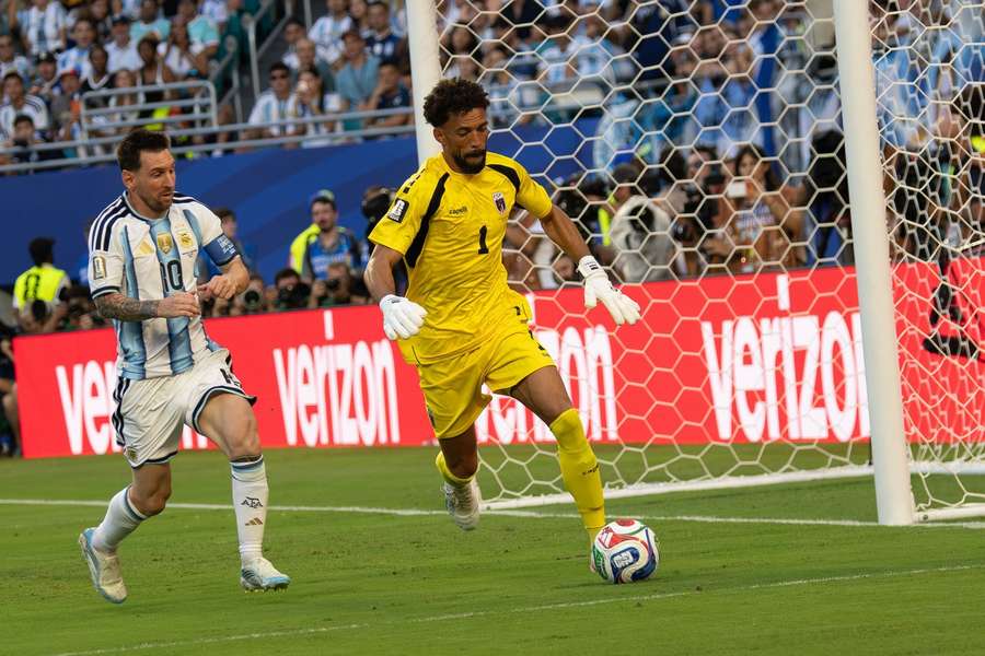 Il dribbling di Vozinha su Messi Il dribbling di Vozinha su Messi