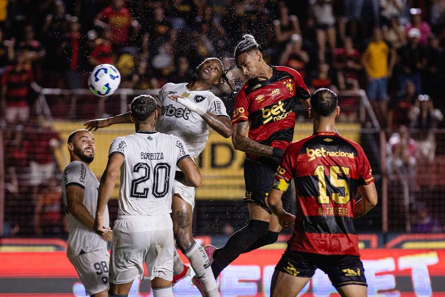 Derik Lacerda fez sua estreia pelo Sport