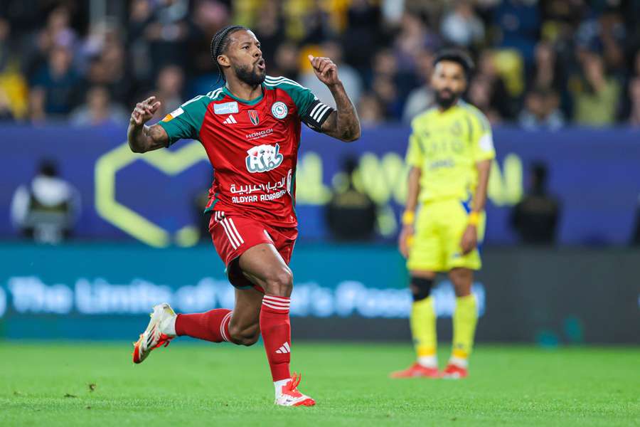 Wijnaldum celebrando un gol con el Al-Ettifaq Wijnaldum celebrando un gol con el Al-Ettifaq