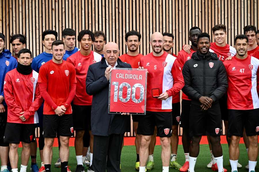 Adriano Galliani posiert mit der Mannschaft des AC Monzas. Adriano Galliani posiert mit der Mannschaft des AC Monzas.